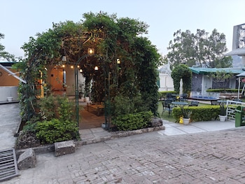 Maati Signature Collection By Eight Continents,,4 star