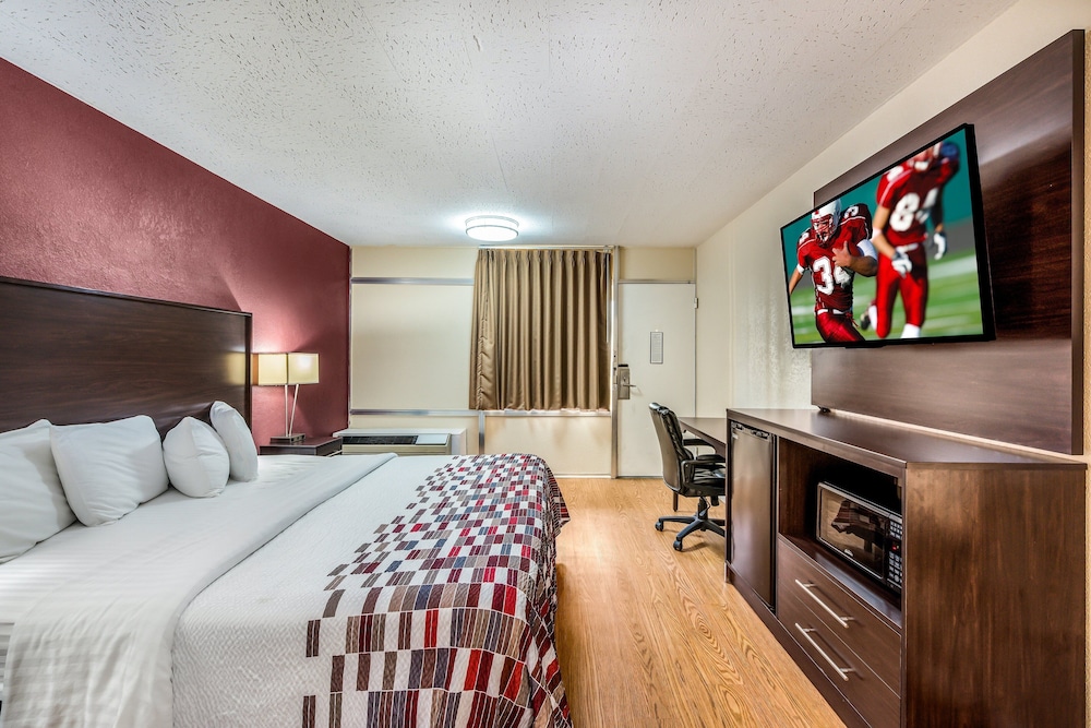 red roof inn and suites wapakoneta