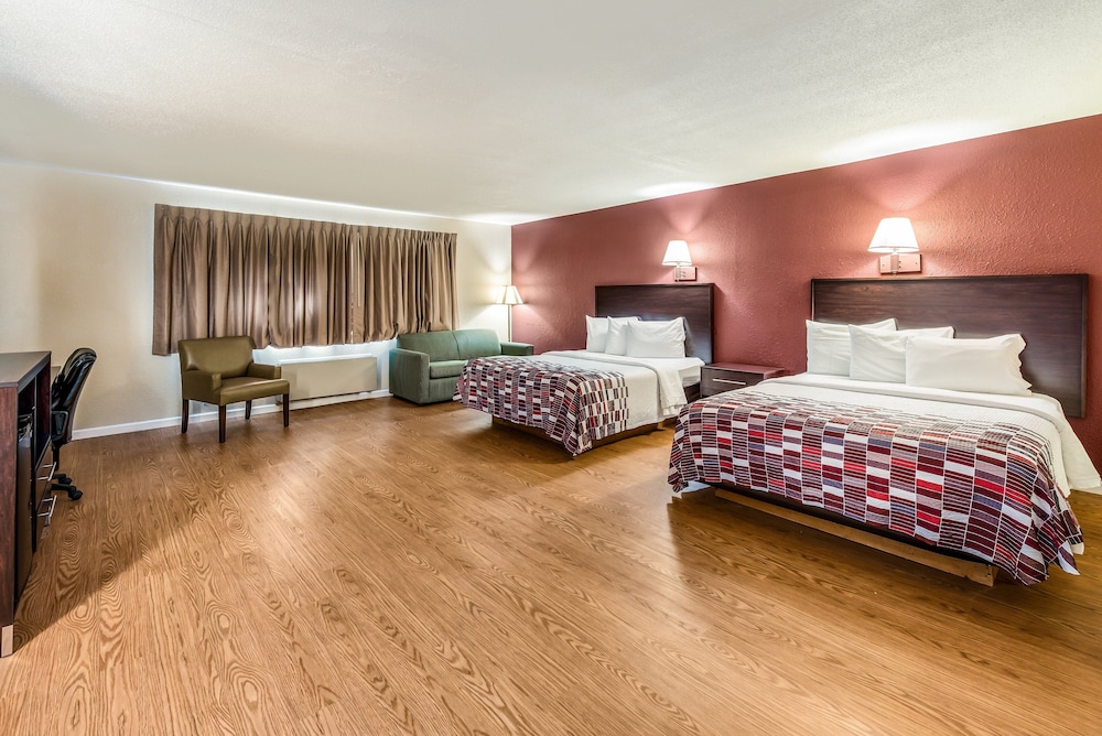 red roof inn and suites wapakoneta