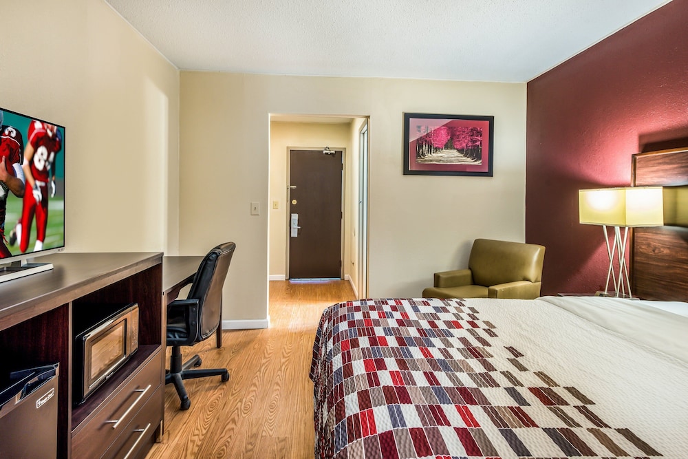 red roof inn and suites wapakoneta