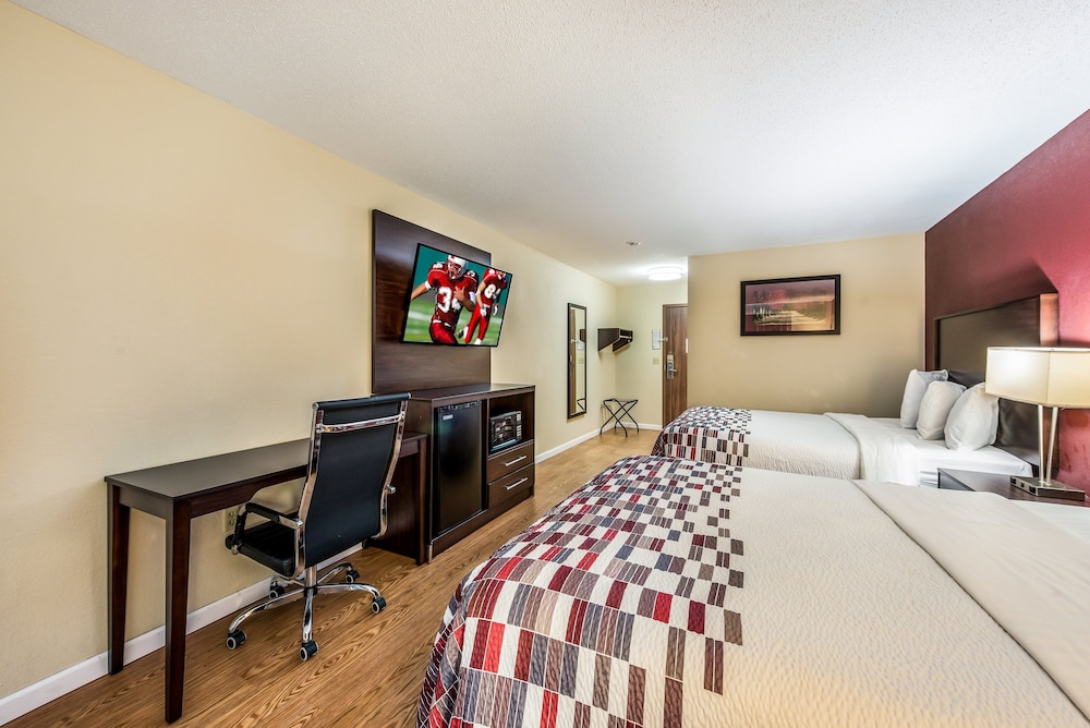 red roof inn and suites wapakoneta
