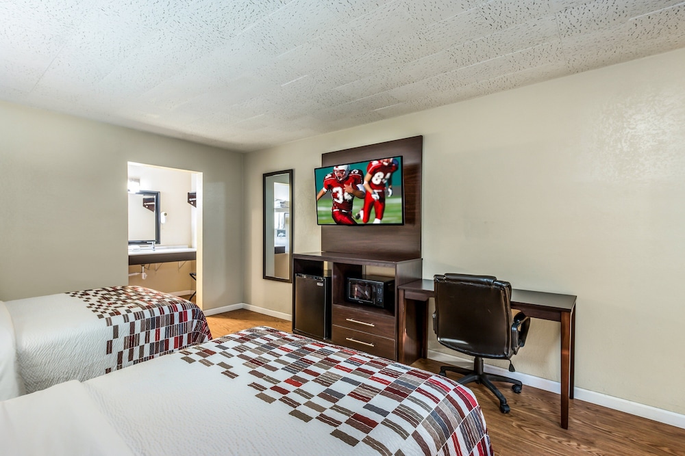 red roof inn and suites wapakoneta