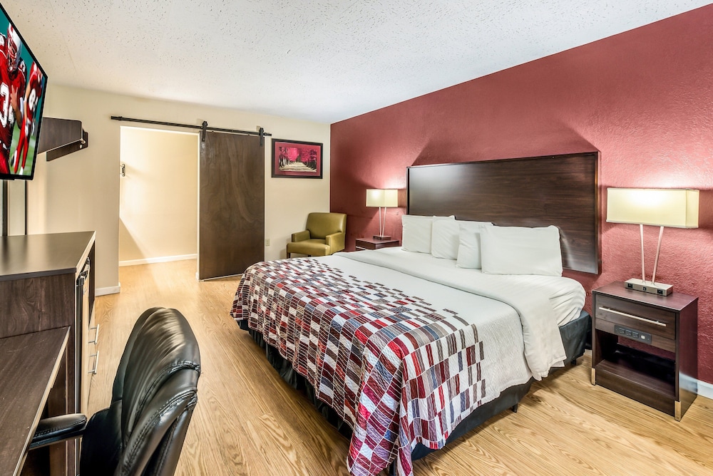 red roof inn and suites wapakoneta