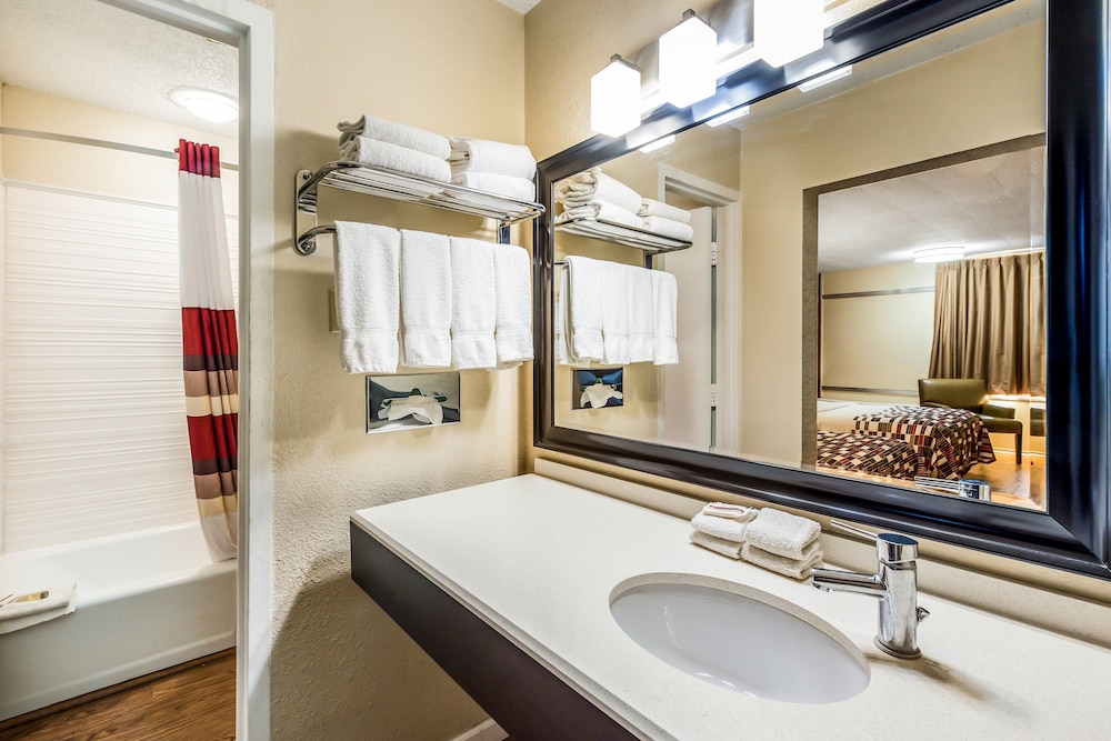 red roof inn and suites wapakoneta