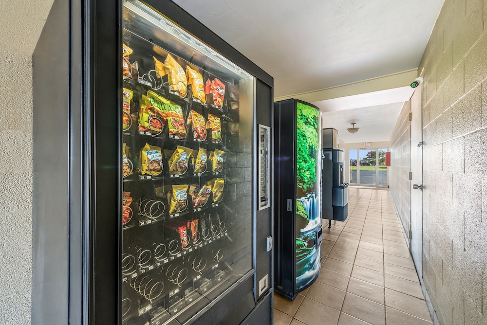 red roof inn and suites wapakoneta