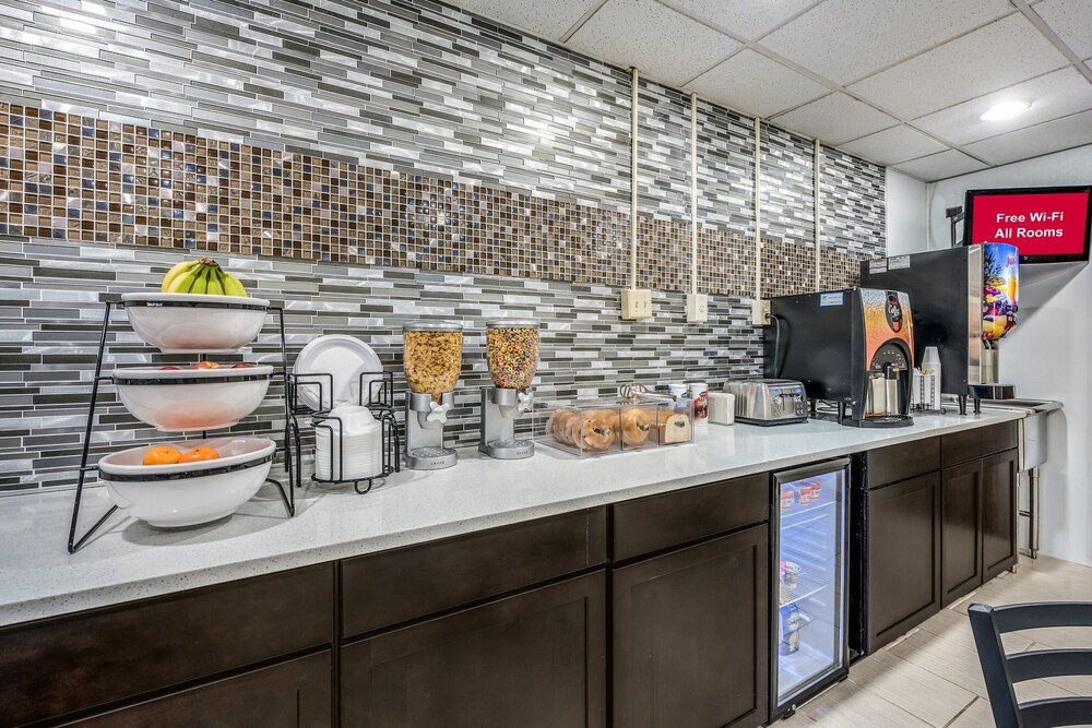 red roof inn and suites wapakoneta