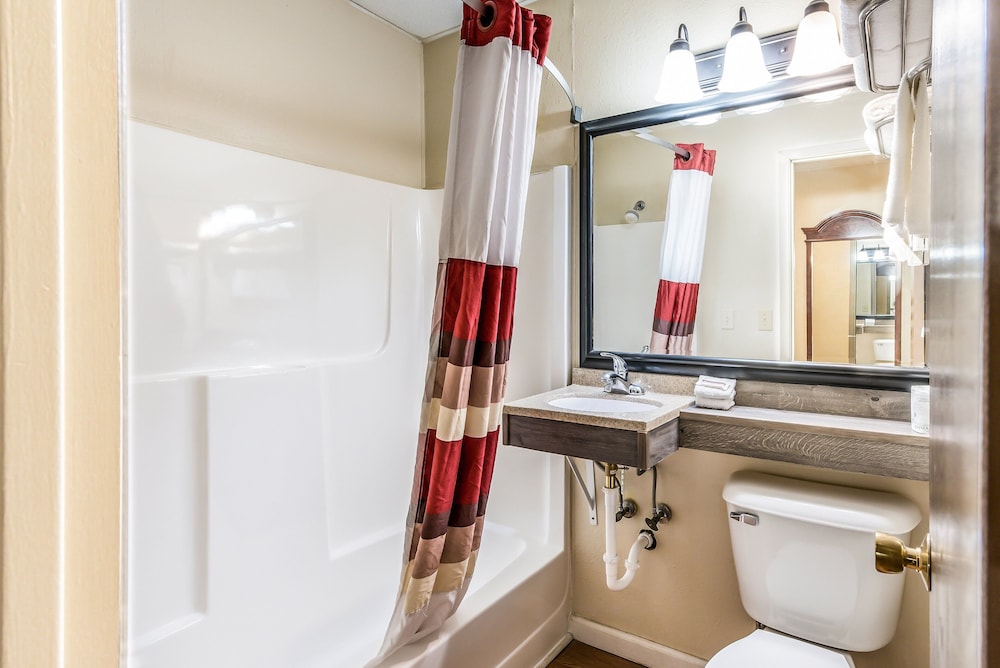 red roof inn and suites wapakoneta