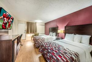 red roof inn and suites wapakoneta