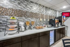 red roof inn and suites wapakoneta
