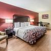 red roof inn and suites wapakoneta