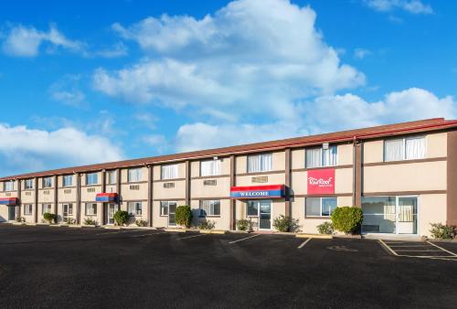 red roof inn and suites wapakoneta