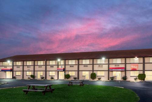 red roof inn and suites wapakoneta
