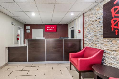 red roof inn and suites wapakoneta