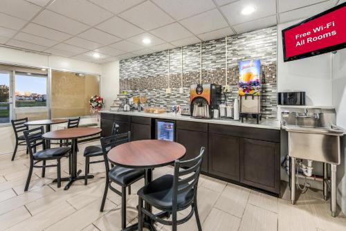 red roof inn and suites wapakoneta