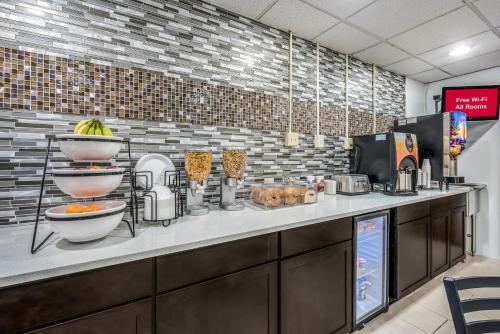 red roof inn and suites wapakoneta
