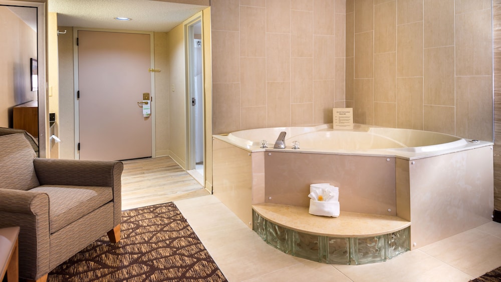 holiday inn hotel and suites warren by ihg