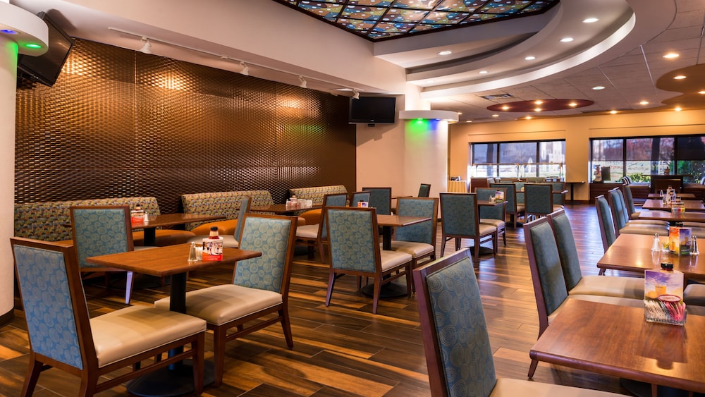 holiday inn hotel and suites warren by ihg