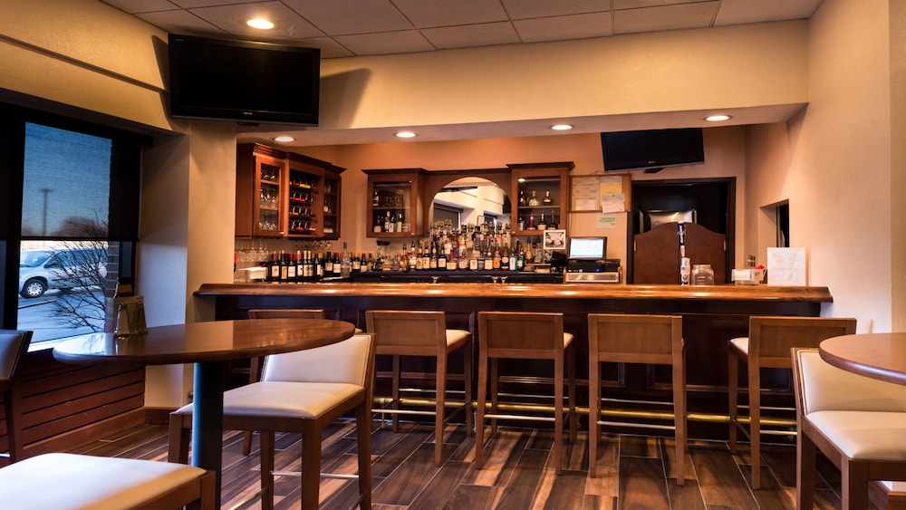 holiday inn hotel and suites warren by ihg