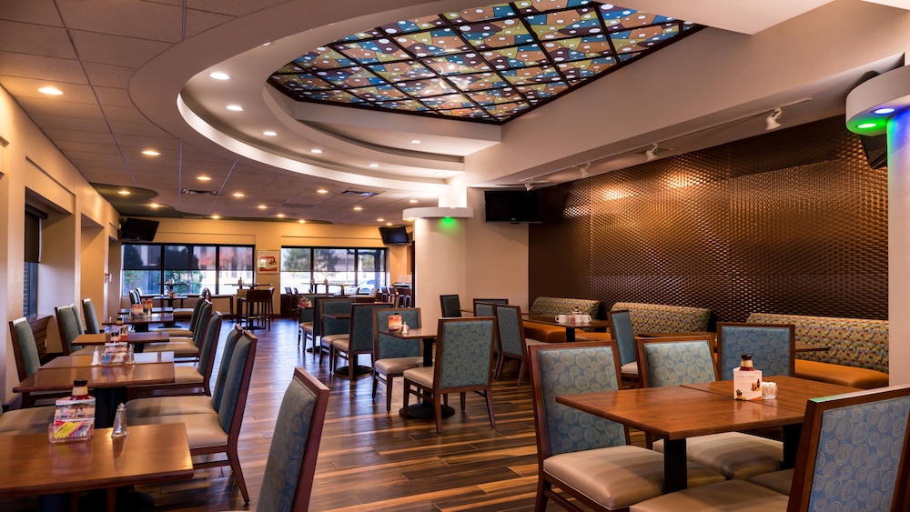 holiday inn hotel and suites warren by ihg