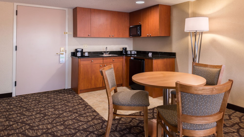 holiday inn hotel and suites warren by ihg