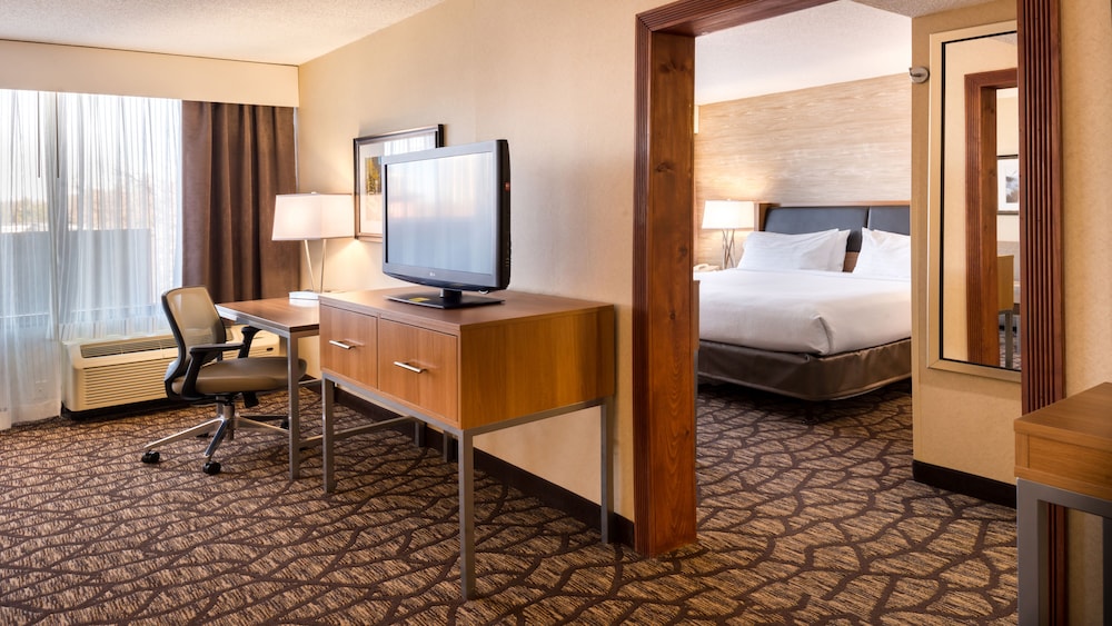 holiday inn hotel and suites warren by ihg