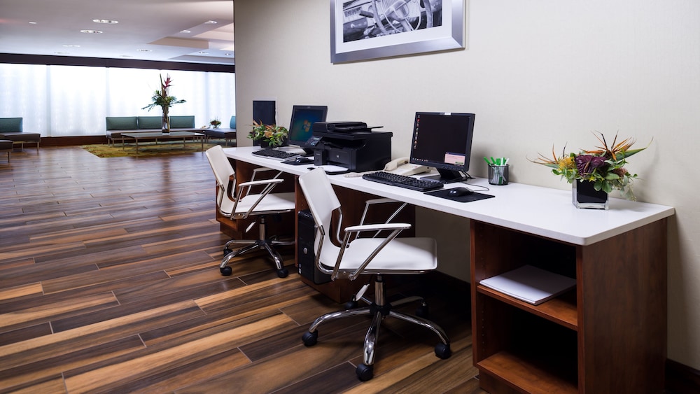 holiday inn hotel and suites warren by ihg