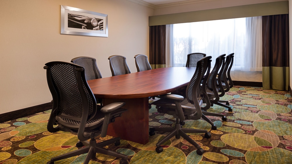 holiday inn hotel and suites warren by ihg
