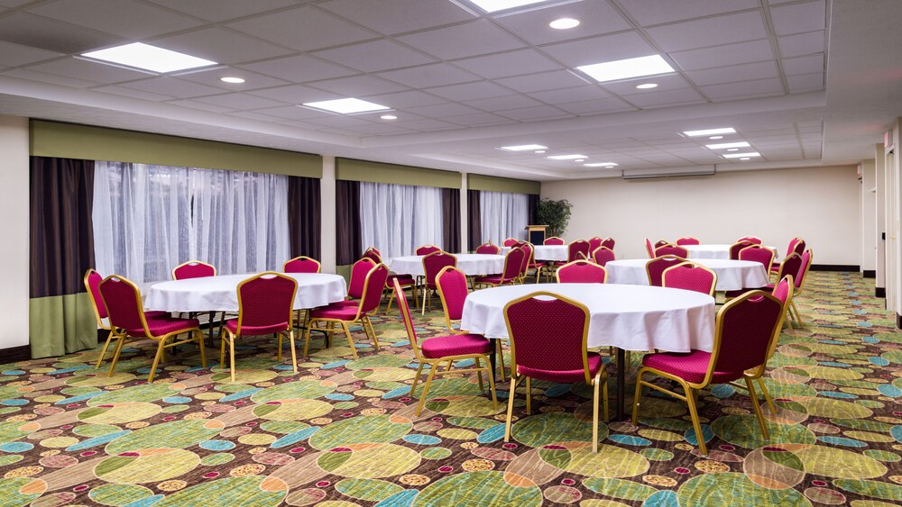 holiday inn hotel and suites warren by ihg