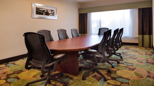 holiday inn hotel and suites warren by ihg