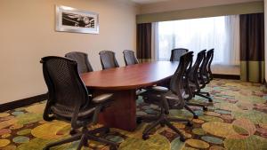 holiday inn hotel and suites warren by ihg
