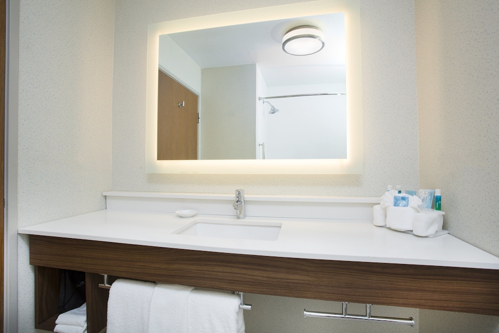 holiday inn express kansas city at the legends