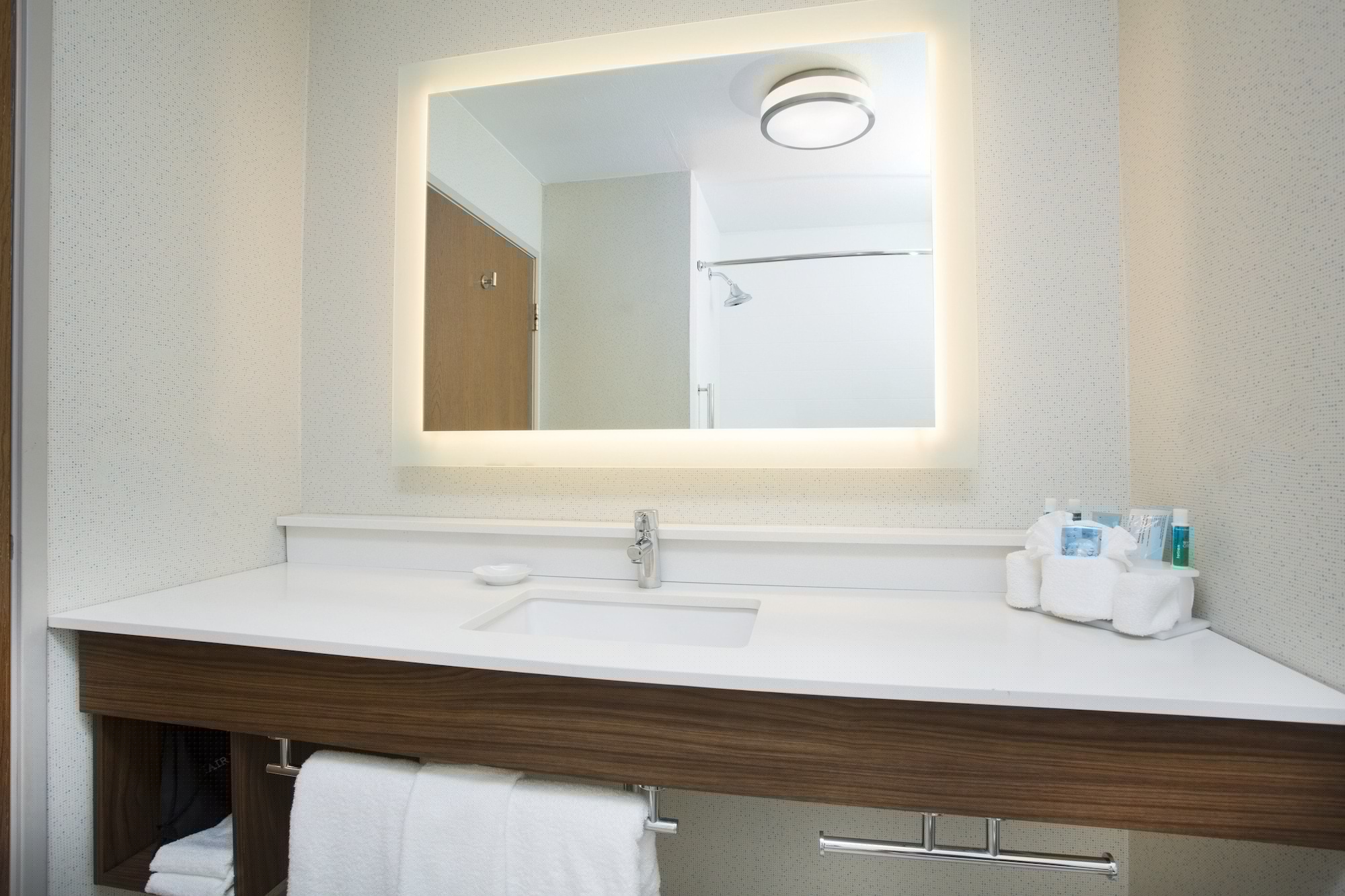 holiday inn express kansas city at the legends