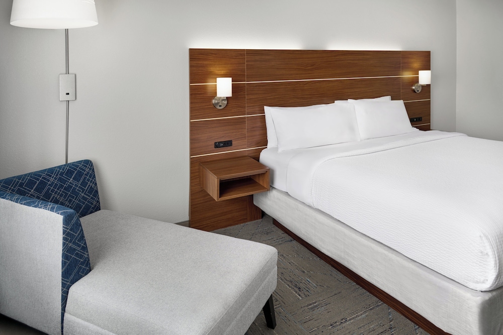holiday inn express kansas city at the legends