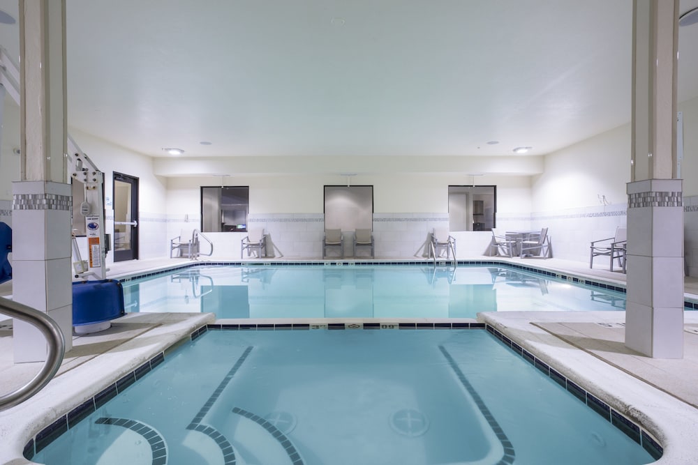 holiday inn express kansas city at the legends