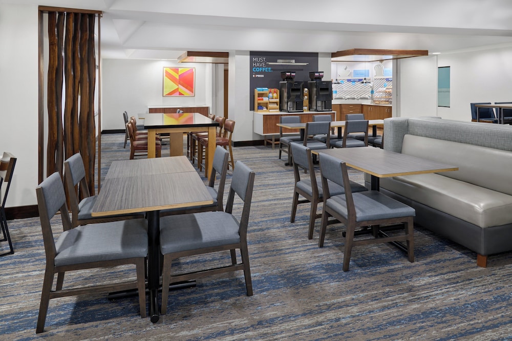 holiday inn express kansas city at the legends