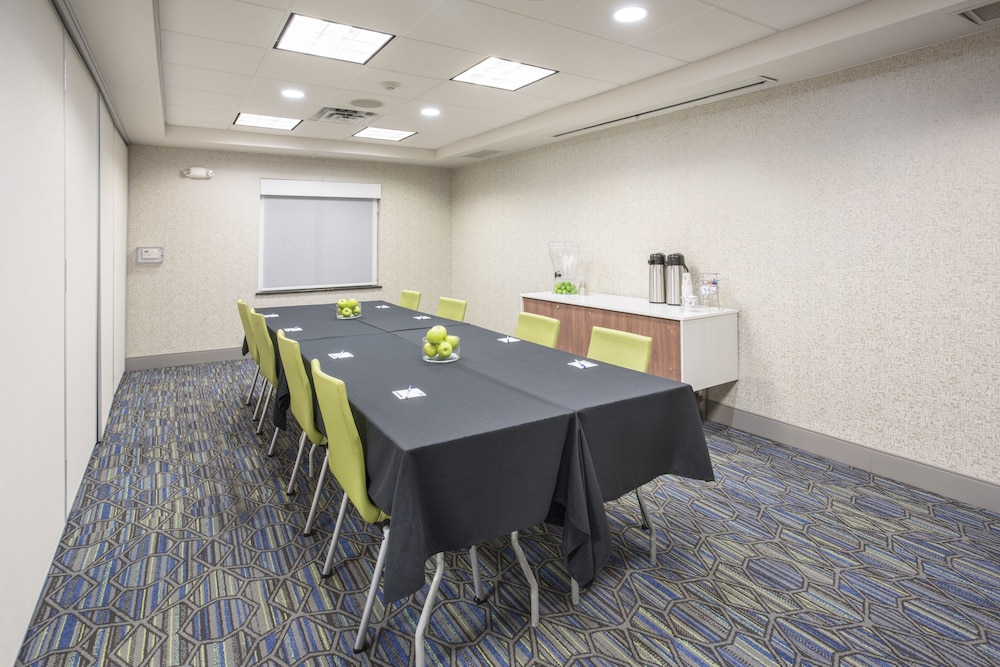 holiday inn express kansas city at the legends