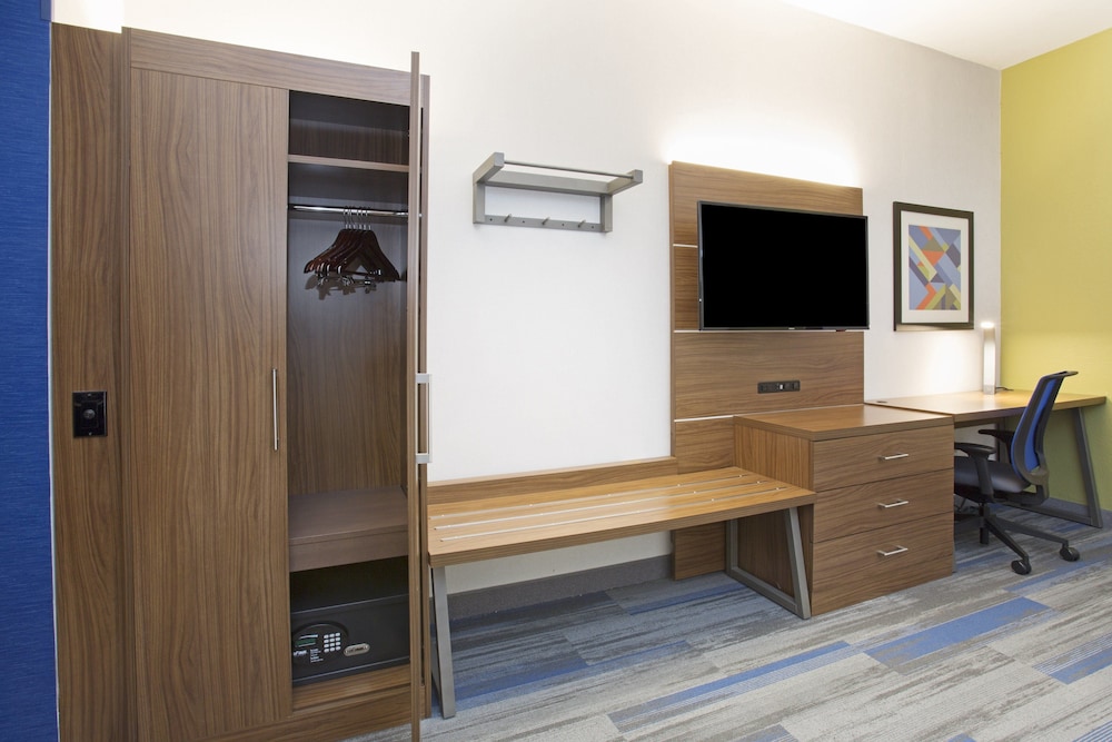 holiday inn express kansas city at the legends