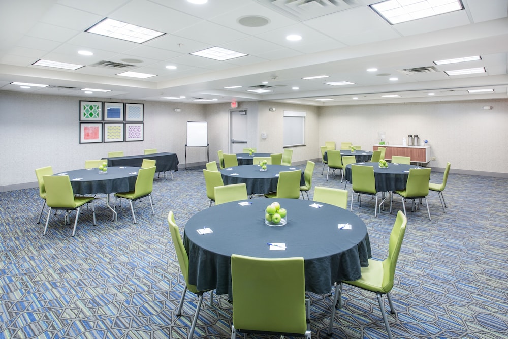 holiday inn express kansas city at the legends
