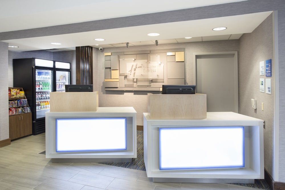 holiday inn express village west