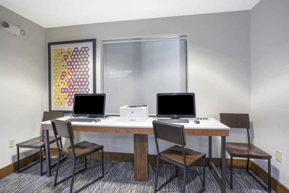 holiday inn express village west