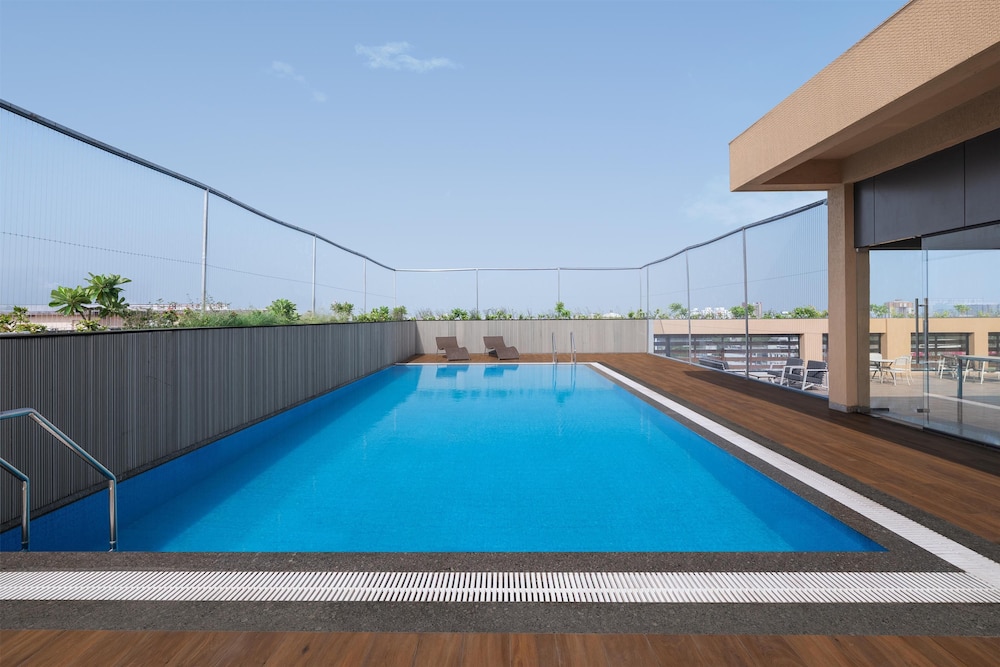 hilton garden inn surat city centre