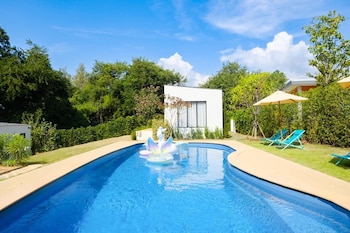 Rakmak Kan Resort & Cafe,,4 star