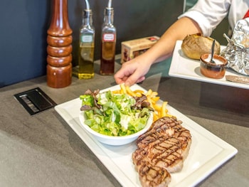 hotel ibis marseille timone adults only