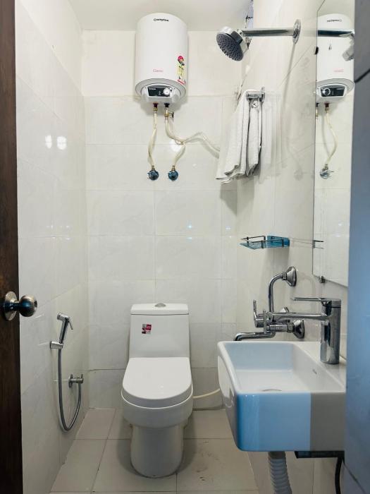 chowdhry tourist lodge paharganj ndls