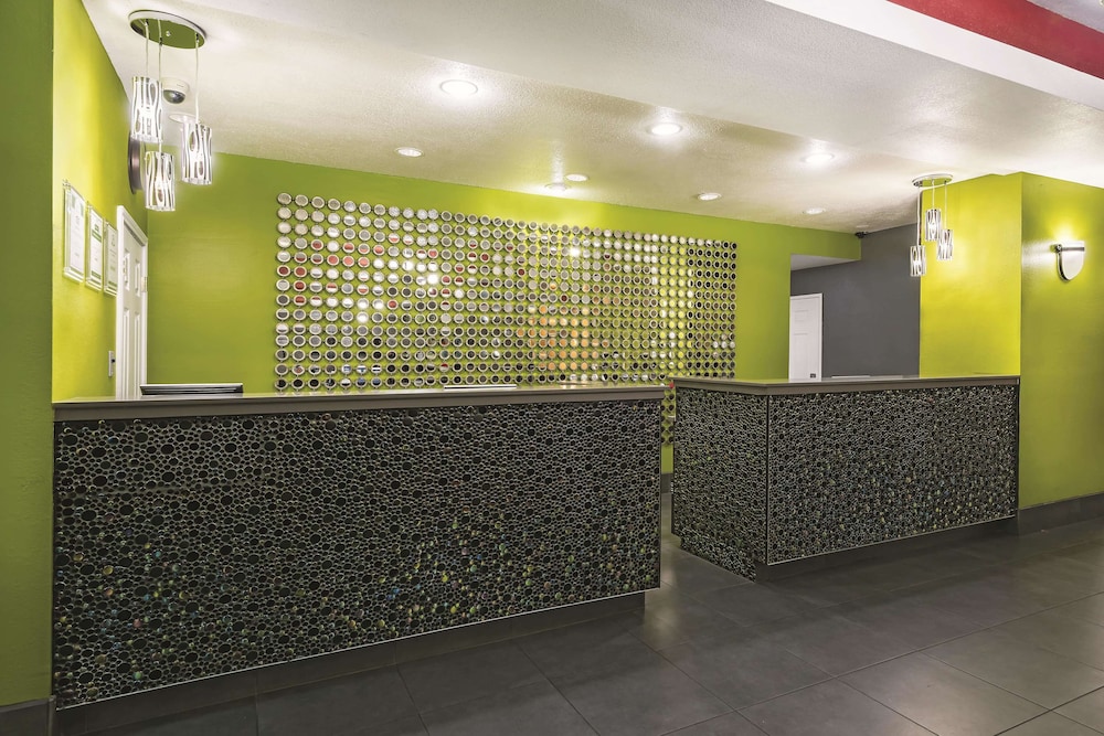 la quinta inn and suites by wyndham laredo airport