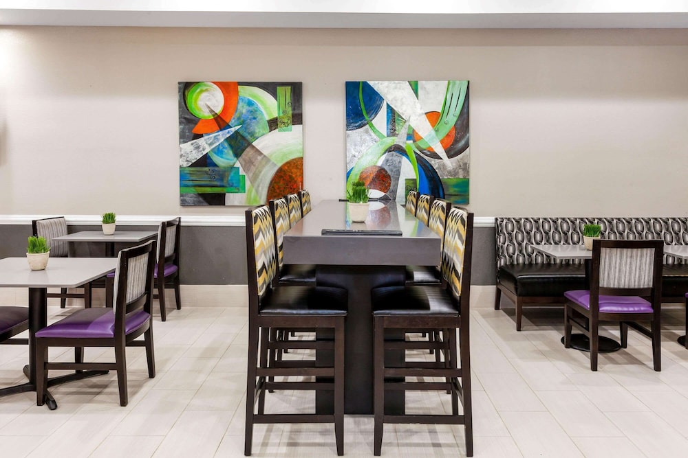 la quinta inn and suites by wyndham laredo airport