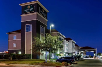la quinta inn and suites by wyndham laredo airport