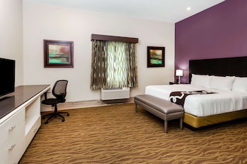 la quinta inn and suites by wyndham laredo airport