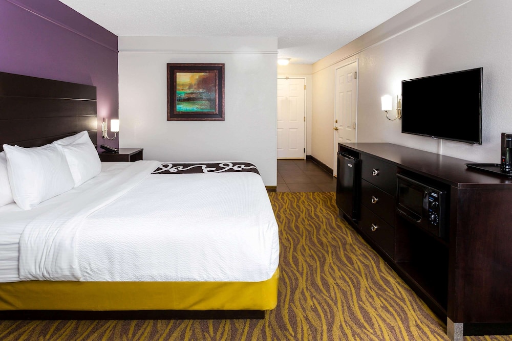 la quinta inn and suites by wyndham laredo airport