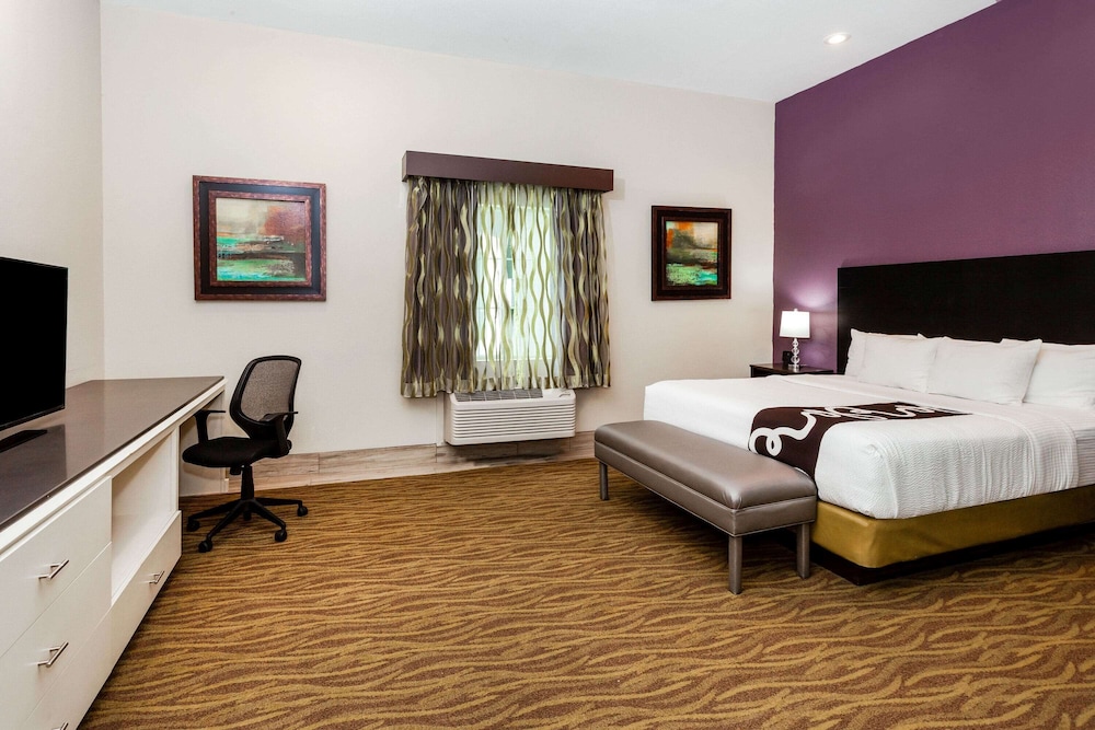 la quinta inn and suites by wyndham laredo airport
